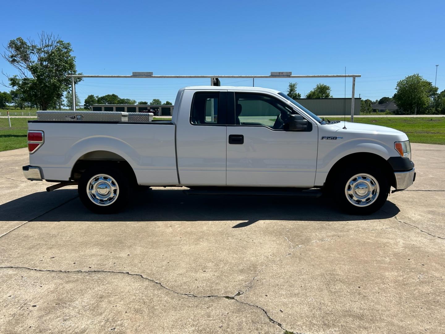 2014 White /Gray Ford F-150 XL SuperCab 6.5-ft. Bed 2WD (1FTEX1CM8EK) with an 3.7L V6 DOHC 24V engine, 6-Speed Automatic transmission, located at 17760 Hwy 62, Morris, OK, 74445, (918) 733-4887, 35.609104, -95.877060 - Photo#3